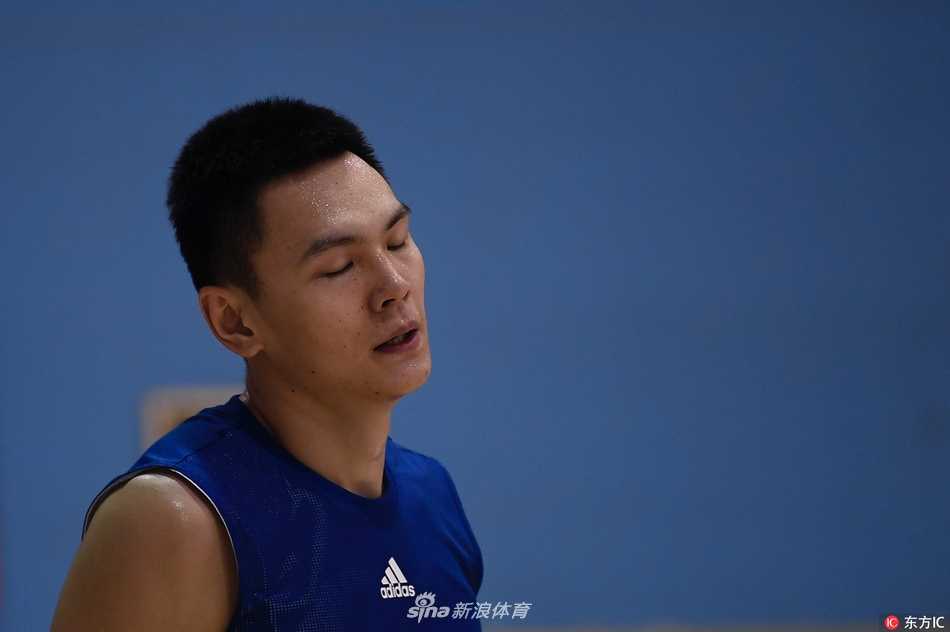 京城篮球新篇章:雅尼斯挂帅,首钢男篮步入团队篮球时代 训练场上,雅尼斯俯下身子亲自为队员纠正防守滑步动作,他用手势比划着标准姿态,即使是最枯燥的基本功练习,在他的严格要求下也变得充满挑战性。