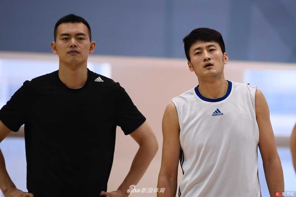 京城篮球新篇章:雅尼斯挂帅,首钢男篮步入团队篮球时代 训练课尾声,全体队员在中圈附近围成紧密的圆圈,雅尼斯站在其中振臂高呼,队员们齐声回应,团队凝聚力和归属感在这一刻展现得淋漓尽致。