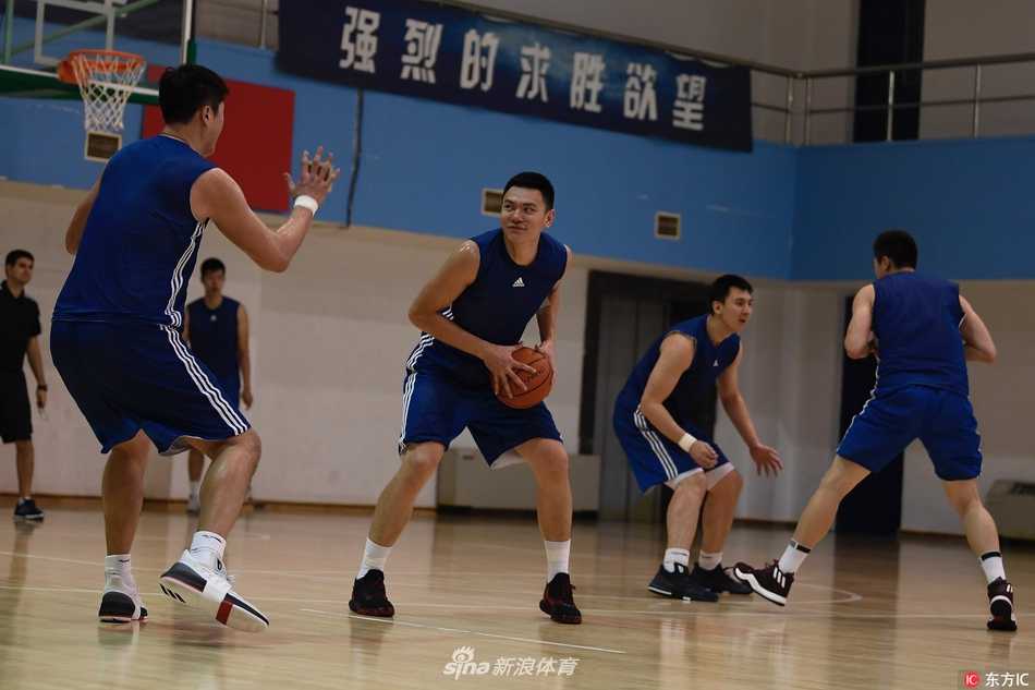 京城篮球新篇章:雅尼斯挂帅,首钢男篮步入团队篮球时代 退居幕后的闵鹿蕾身穿白色T恤,双手背在身后,神态平静地站在场边观战,虽然不再临场指挥,但他的目光依旧紧紧跟随着弟子们的一举一动,传递着无声的支持。