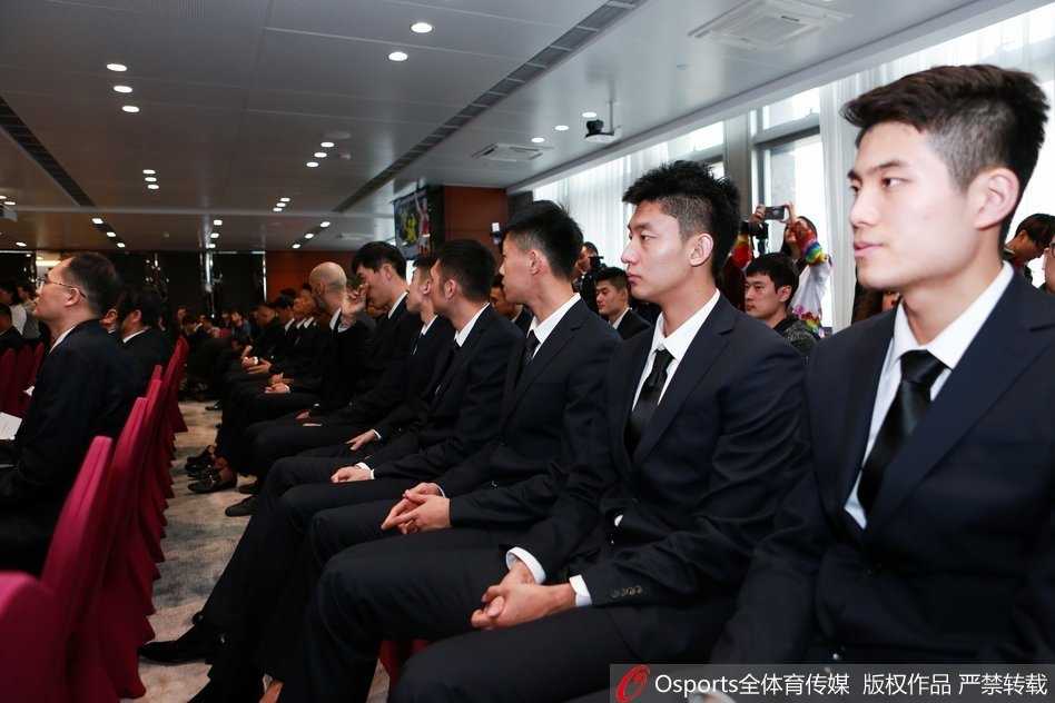 京城篮球新篇章:马布里率北控众将誓师新赛季,情怀与野心在此交融 全队将士身着修身正装整齐列队,马布里站在C位气定神闲,新援兰多夫与阿巴斯分列两侧,一支全新战舰的豪华阵容在此刻定格。