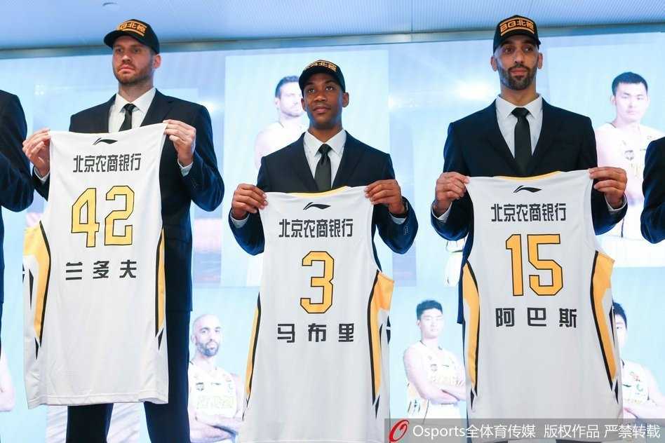 京城篮球新篇章:马布里率北控众将誓师新赛季,情怀与野心在此交融 马布里手执3号北控战袍,面对镜头露出温暖而坚定的笑容,这身新战袍意味着职业生涯最后一舞的舞台,依然在他深爱的北京。