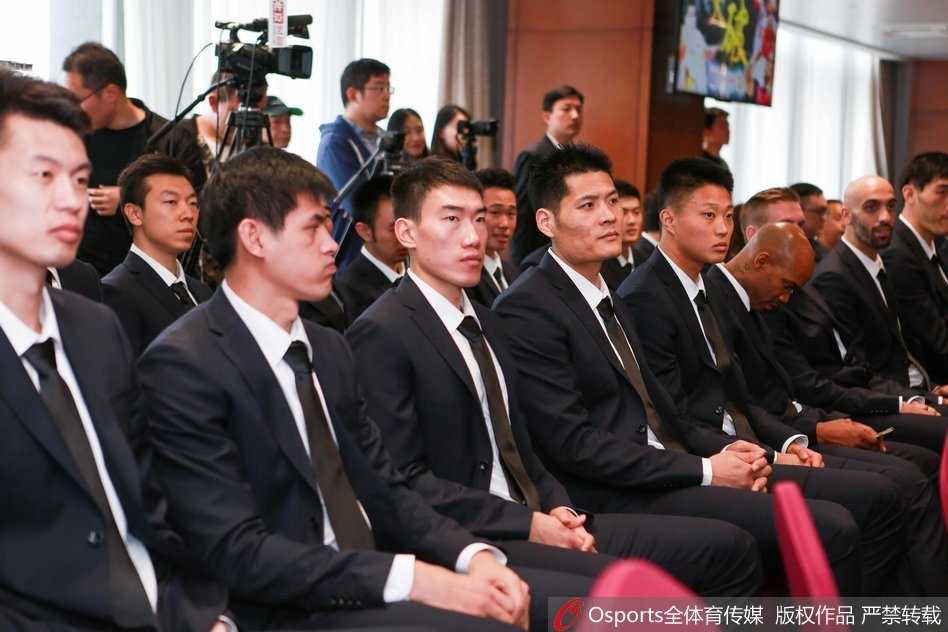 京城篮球新篇章:马布里率北控众将誓师新赛季,情怀与野心在此交融 出征仪式现场,马布里紧握双拳,眼神坚毅地望向远方,身后的大屏幕闪烁着“突破”的口号,仿佛在向所有质疑他年龄的人发出无声的宣战。
