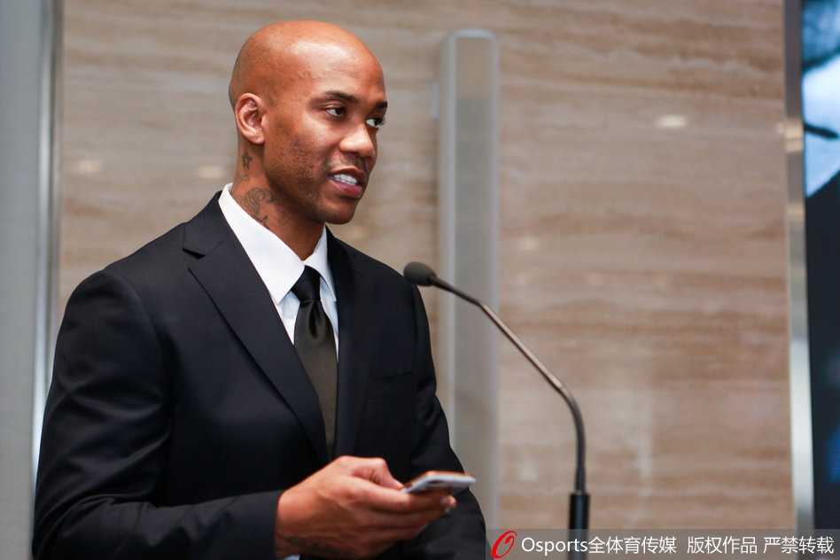 京城篮球新篇章:马布里率北控众将誓师新赛季,情怀与野心在此交融 仪式最后,全队将手紧紧叠在一起,齐声高呼“突破”口号,这一刻的团结与士气,预示着新赛季的北控男篮将为了同一个梦想拼尽全力。