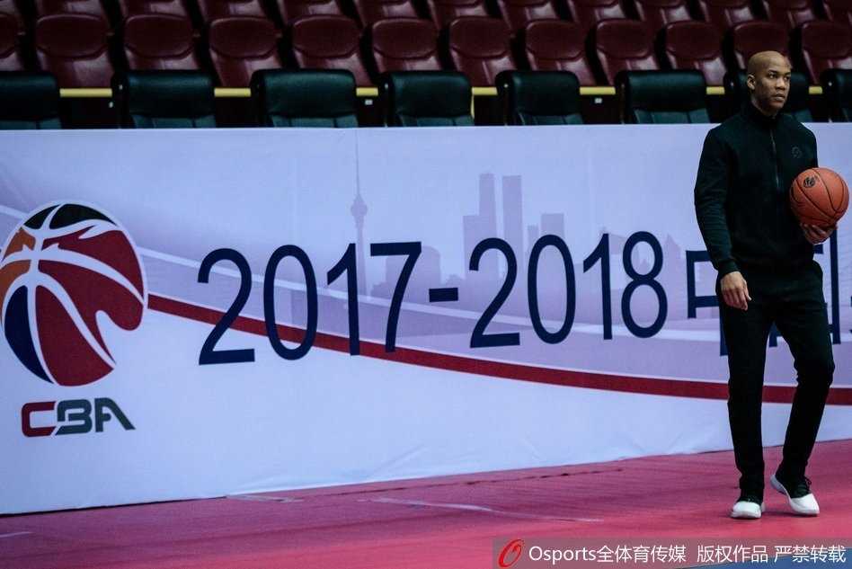 京城篮球最后的温情:马布里披北控战袍与小球迷互动,开启赛季新征程 训练场上马布里正持球准备突破,他的眼神专注而犀利,面对防守球员肌肉紧绷,仿佛在告诉人们即使四十岁依然拥有撕开防线的决心与能力。