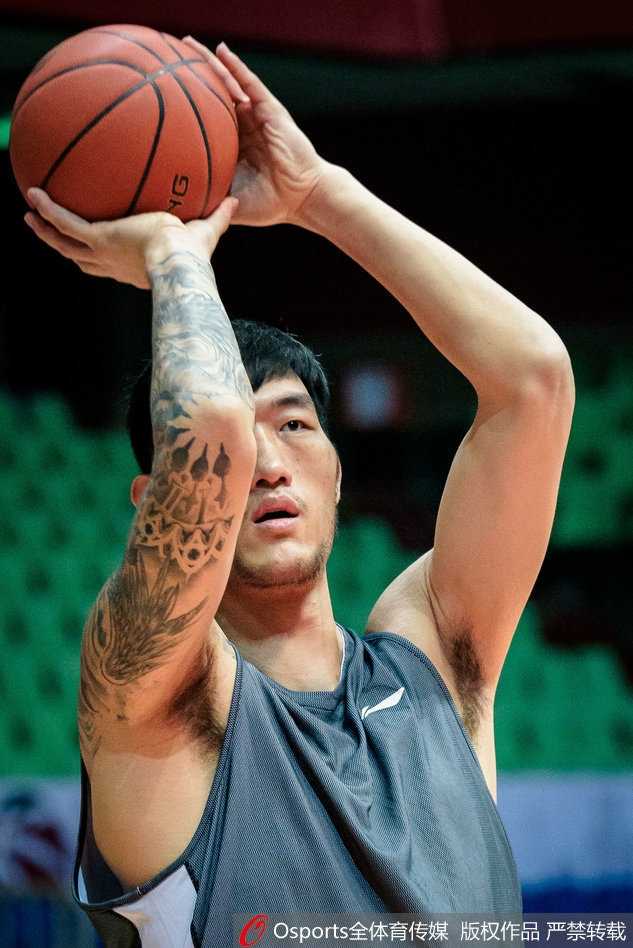 京城篮球最后的温情:马布里披北控战袍与小球迷互动,开启赛季新征程 一个穿着蓝色卫衣的小男孩正举着手机与马布里自拍,老马配合地微微侧头,他的侧脸线条刚毅,身后的训练器材和队友虚化成了背景板。