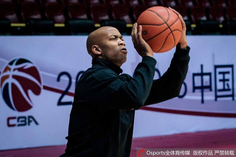 京城篮球最后的温情:马布里披北控战袍与小球迷互动,开启赛季新征程 全体球员围拢在一起进行训话,马布里站在圆心位置挥舞着手臂,紫金色的北控训练服在灯光下格外显眼,周围的队友们神情专注,团队凝聚力在这一刻尽显无遗。