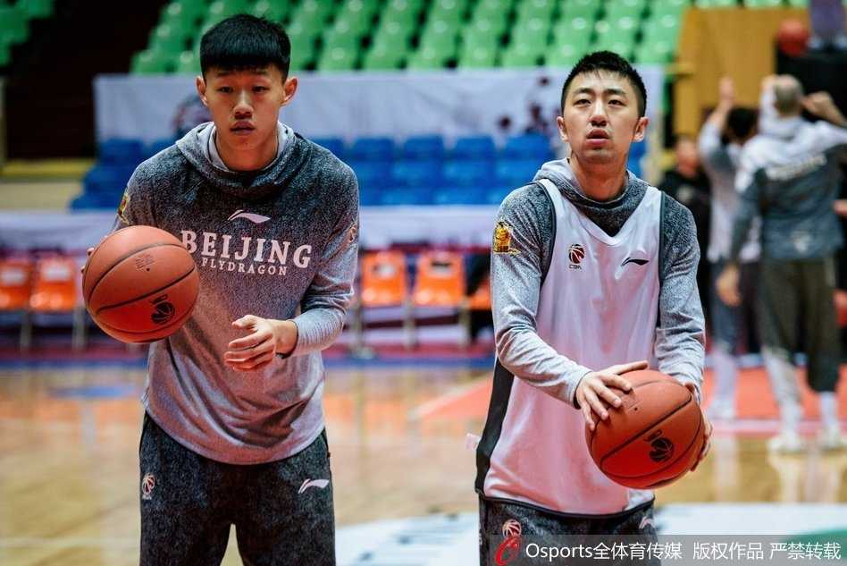 京城篮球最后的温情:马布里披北控战袍与小球迷互动,开启赛季新征程 训练间隙的马布里脱下外套露出里面的短袖球衣,他单膝跪地以便和身边几个小朋友保持平视,耐心地接过球迷递来的签名笔,整个场面看起来像一个大家庭的聚会。