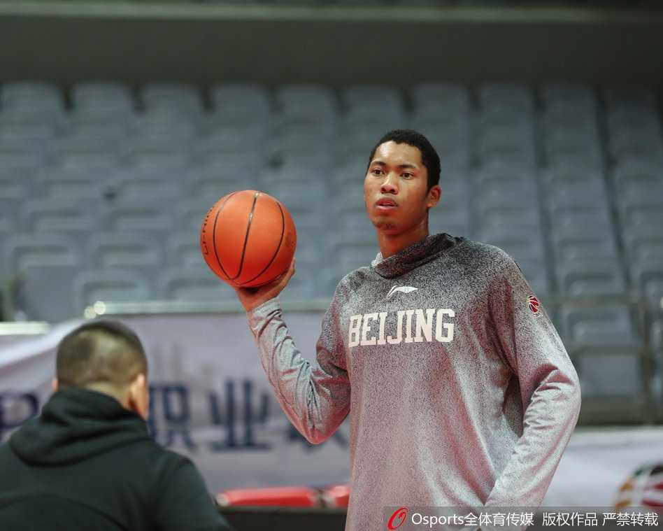 京城篮球浪子的欢快序曲:方硕赛前搞怪瞬间 方硕在训练中露出夸张的表情,他张大嘴巴仿佛在模仿电影里的滑稽角色,搞怪天赋尽显,瞬间逗笑了在场的队友。