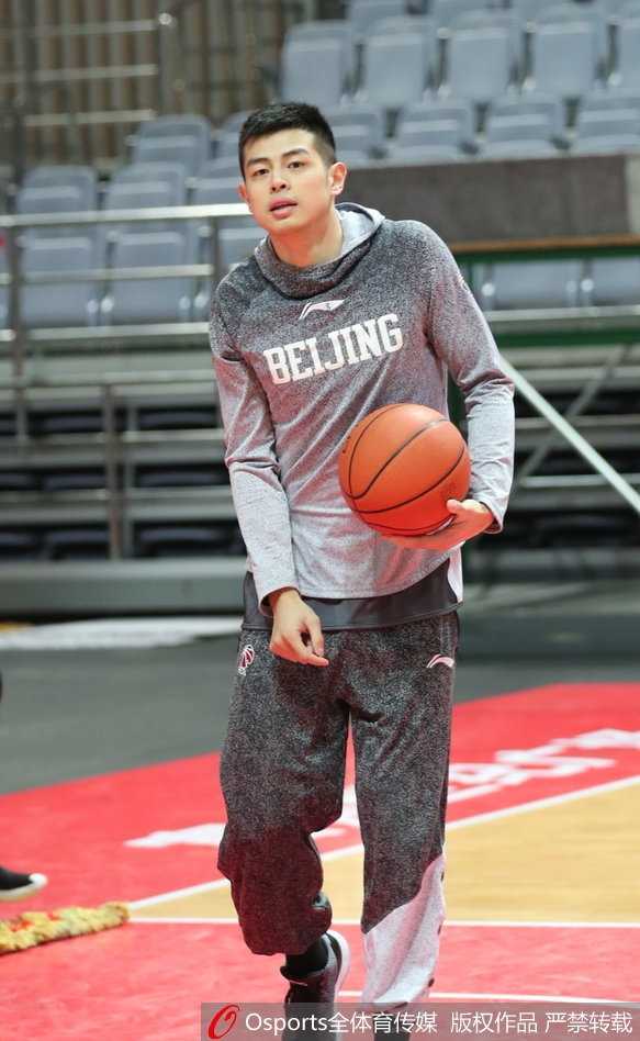 京城篮球浪子的欢快序曲:方硕赛前搞怪瞬间 镜头捕捉到了方硕正在做鬼脸的瞬间,他吐着舌头,眼神里透露出一股机灵劲儿,活脱脱像一个还没长大的大男孩。