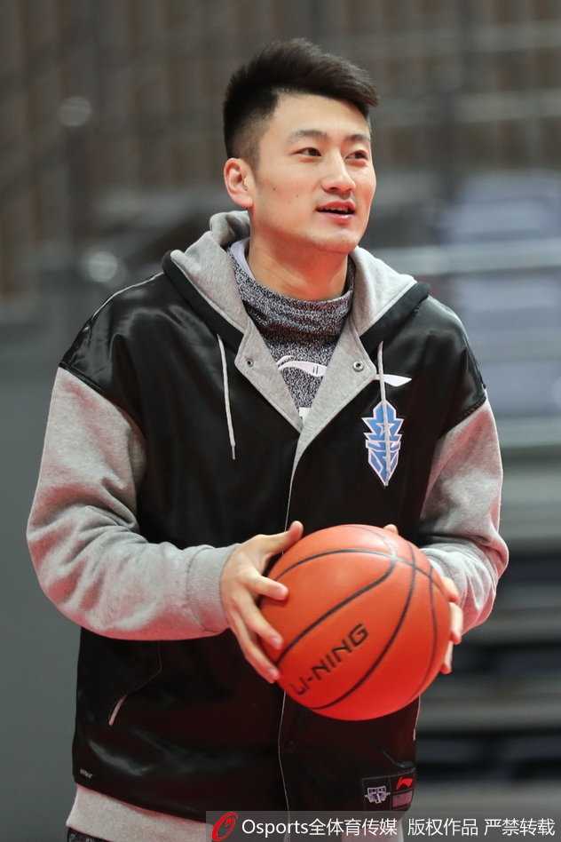 京城篮球浪子的欢快序曲:方硕赛前搞怪瞬间 方硕在训练中做出假动作,他紧咬嘴唇,眼神假装望向远方,但手中的球却仿佛要调皮地传给不存在的队友,演技十足。