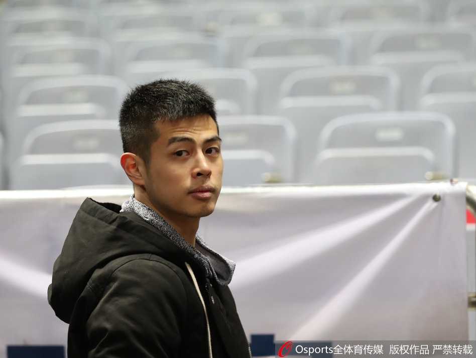 京城篮球浪子的欢快序曲:方硕赛前搞怪瞬间 全队围在一起听教练部署时,方硕站在后排偷偷对着镜头比了个胜利手势,脸上挂着坏笑,严肃的队伍里混入了一个捣蛋鬼。