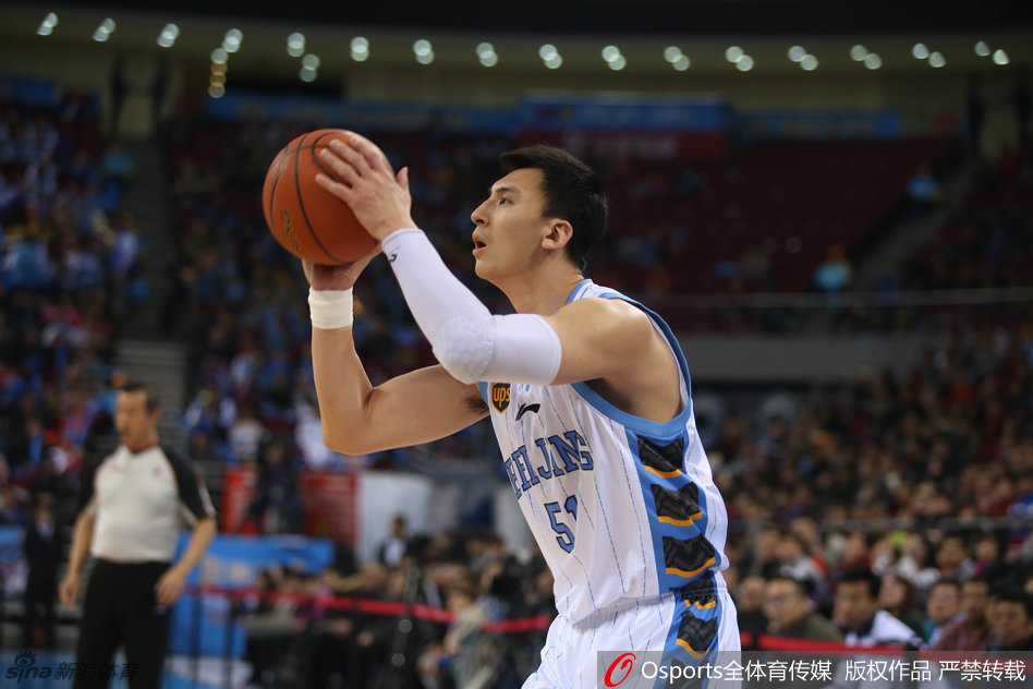 孙悦在比赛中严密盯防对手,张开双臂形成一道难以逾越的防守屏障