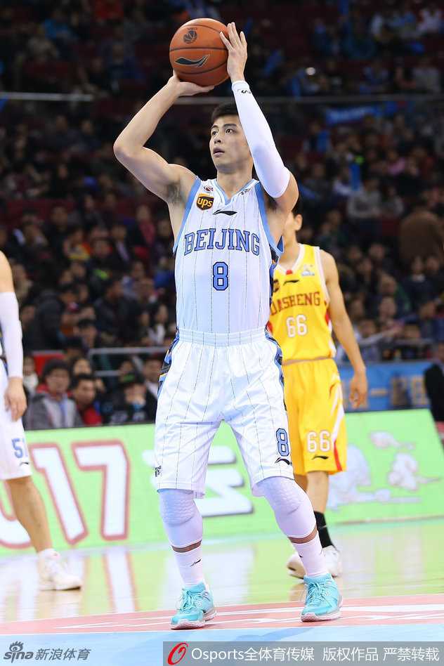 方硕在罚球线上沉稳出手,全场目光聚焦于此,这一球承载着球队追分的希望
