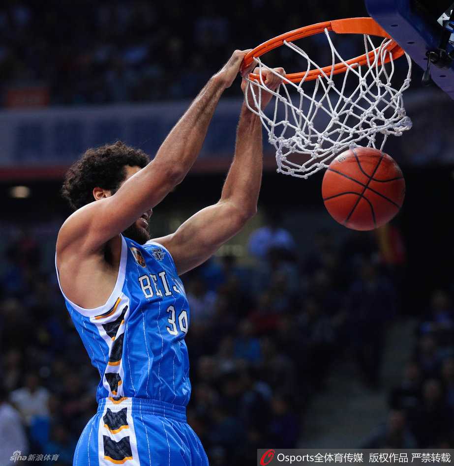 京城篮球烽火再起:孙悦擎天暴扣,方硕穿针引线,杰瑞特内线翻江倒海 杰瑞特顶开防守,霸王硬上弓般完成双手重扣,篮筐在他手中瑟瑟发抖。