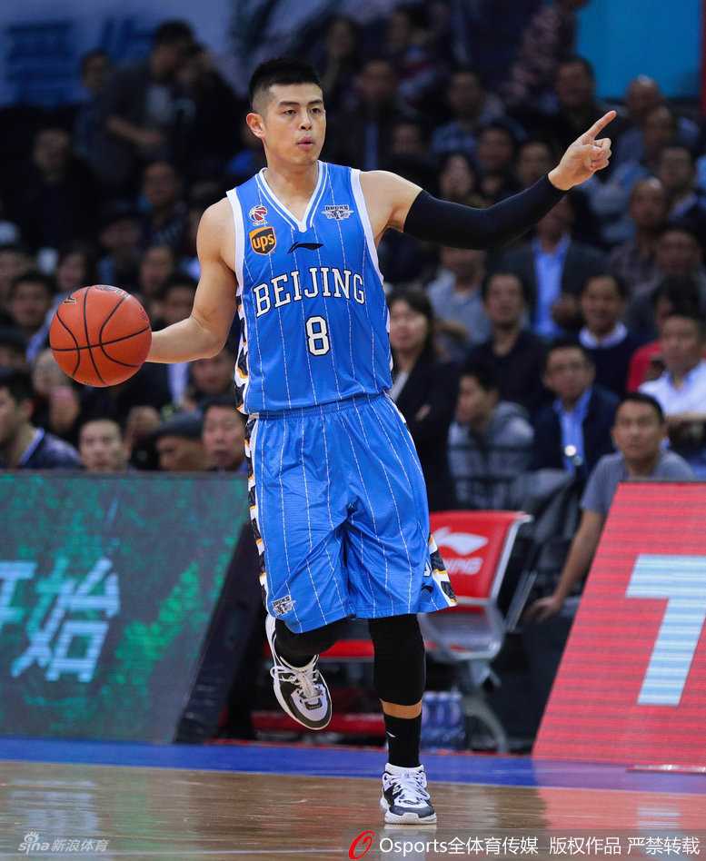 京城篮球烽火再起:孙悦擎天暴扣,方硕穿针引线,杰瑞特内线翻江倒海 帕戈如一道黑色闪电持球杀入敌阵,以一记势大力沉的单手劈扣终结进攻,霸气十足。