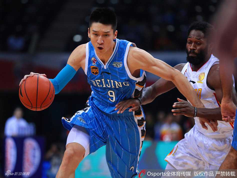 京城篮球烽火再起:孙悦擎天暴扣,方硕穿针引线,杰瑞特内线翻江倒海 孙悦如同大鹏展翅,高高跃起单手将球砸进篮筐,整个五棵松体育馆为之沸腾。