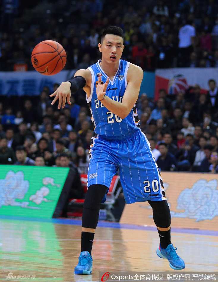 京城篮球烽火再起:孙悦擎天暴扣,方硕穿针引线,杰瑞特内线翻江倒海 翟晓川眼神犀利,送出一记隐蔽的背后传球,皮球穿越防线精确找到队友。