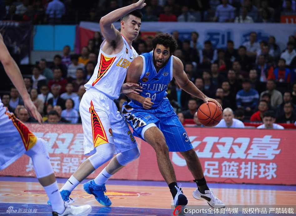 京城篮球烽火再起:孙悦擎天暴扣,方硕穿针引线,杰瑞特内线翻江倒海 方硕在双人包夹的缝隙中冷静观察,右手高高举起指挥队友落位,颇有大师风范。