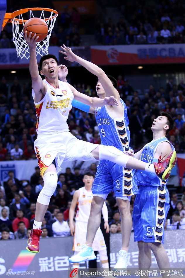 京城篮球烽火再起:孙悦擎天暴扣,方硕穿针引线,杰瑞特内线翻江倒海 张凯在身体对抗后失去重心,依然凭借柔和的手感完成了一记不可思议的反手上篮。