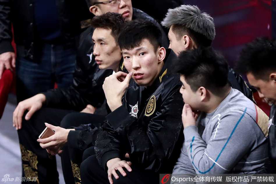 京城篮球盛宴:新星闪耀时与传奇的场边凝视 身披长款羽绒服的周琦神情专注地坐在场边,目光深邃地注视着场上年轻后辈的每一次拼抢,仿佛看到了自己曾经驰骋星锐赛的影子。