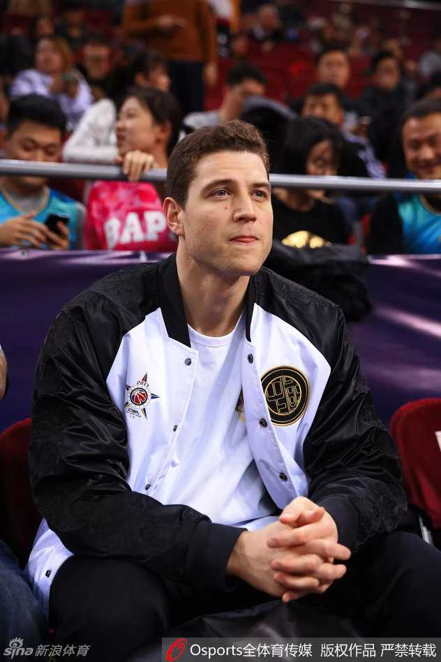 京城篮球盛宴:新星闪耀时与传奇的场边凝视 弗雷戴特在三分大赛预赛中出手瞬间,皮球离开指尖,带着美妙的旋转飞向篮筐,他的眼神专注而冷酷,与场外观战时的轻松形成鲜明对比。