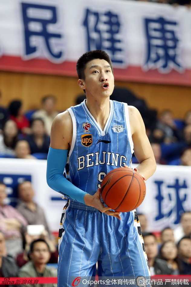 京城篮球英雄传:那一季的热血与遗憾 杰瑞特在人群中强行突破,如战车般碾入禁区,面对高高跃起的防守者,他无所畏惧,只为撕开对手的防线。