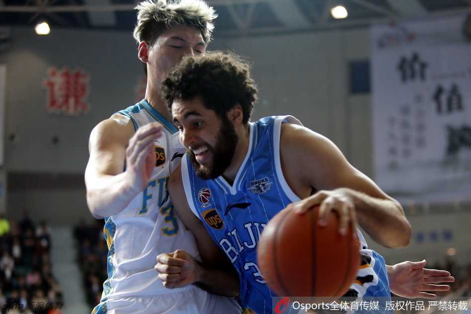 京城篮球英雄传:那一季的热血与遗憾 孙悦舒展长臂,在高位将球巧妙分出,如交响乐指挥家般调动着全队的进攻节奏,视野开阔,气定神闲。