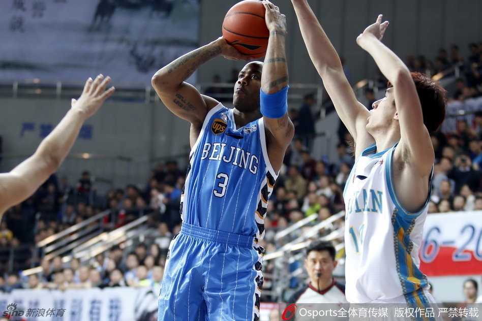 马布里侧翼强行突破上篮，身体在空中舒展如弓，面对巨掌封盖依然从容出手，这一刻他就是五棵松的王者。