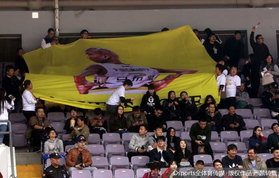 京城篮球英雄的新篇章:马布里率领北控首胜山东燃爆奥体 中场休息时分,几位忠实的北京球迷在看台上展开一面巨大的马布里头像旗帜,他们神情庄重,仿佛在进行一场特殊的仪式,以此表达对这位从首钢转投北控的北京城市英雄不变的支持与热爱。