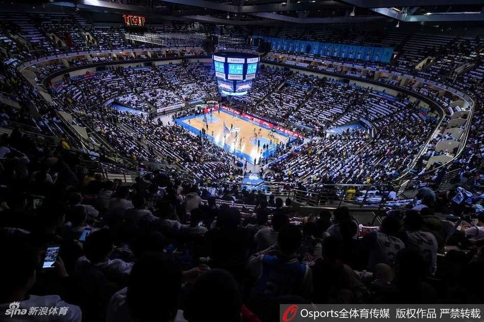 京城篮球荣耀之夜 首钢北控德比战点燃五棵松 五棵松体育馆内人声鼎沸,近两万名球迷身着蓝色助威衫,将看台汇聚成一片澎湃的海洋,共同等待京城德比开场。