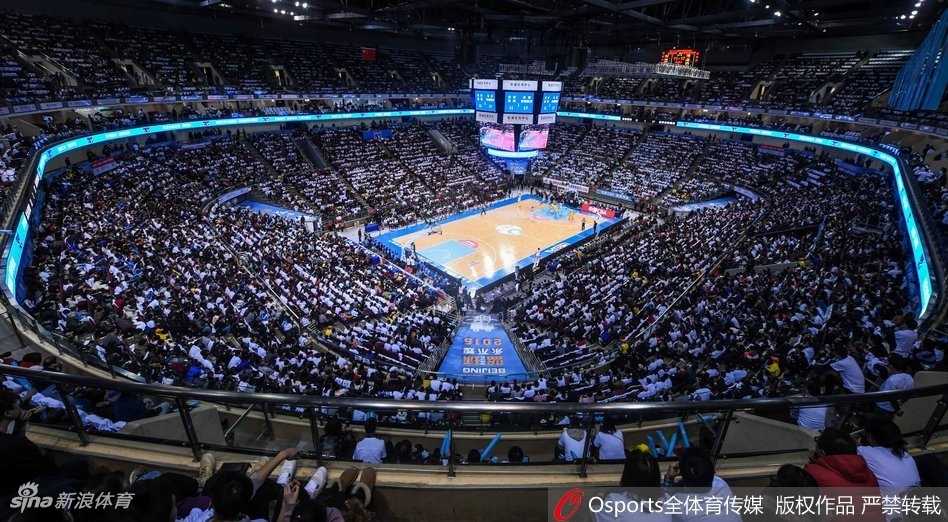 京城篮球荣耀之夜 首钢北控德比战点燃五棵松 北控外援在严密防守下强行突破,他神情坚毅,肌肉线条分明,与首钢防守球员的手臂交织在一起,力量与对抗感溢出画面。