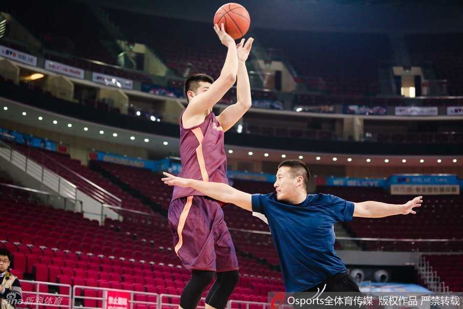 京城篮球记忆:回望2016-2017赛季北京首钢队的荣耀与悲壮 方硕在三分线外果断起跳,手腕轻压,篮球带着旋转飞向篮筐。作为马布里的得意门生,他正努力汲取老马的比赛经验,期待在新赛季承担更多后场重任。