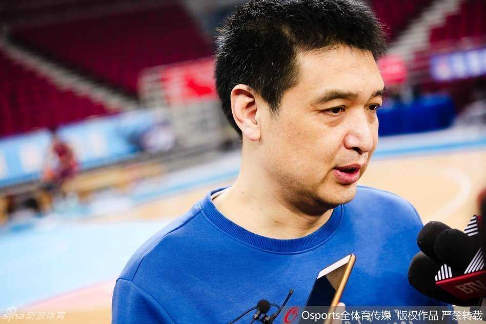 京城篮球记忆:回望2016-2017赛季北京首钢队的荣耀与悲壮 因伤缺阵的莫里斯与救火队友杰瑞特在场边交流。莫里斯用开怀大笑鼓励着年轻的杰瑞特,希望他能尽快融入球队体系。这一刻,外援之间的传承与信任,成为了备战中温暖的注脚。