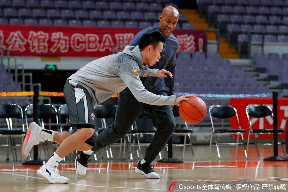 马布里在训练中目光如炬，双手紧握篮球，仿佛下一秒就要刺穿对手的防线。