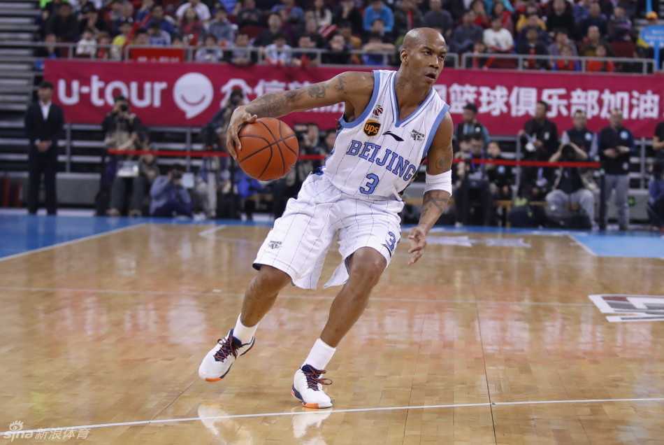 京城篮球记忆:马布里与他的战友们 吉喆在禁区附近果断出手跳投,他的稳定中投是那几年北京队破解联防的重要武器。