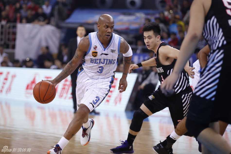 京城篮球记忆:马布里与他的战友们 翟晓川在篮下高高跃起,在与对手的激烈争夺中拼抢篮板,他的拼劲是北京队最宝贵的财富。