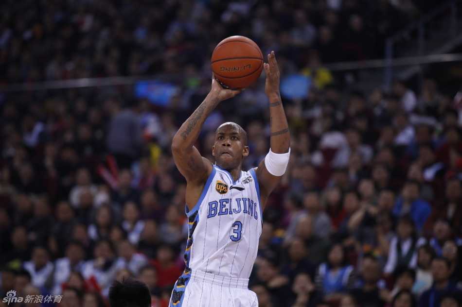 京城篮球记忆:马布里与他的战友们 40岁的马布里在面对四川队的生死战中拖着伤腿强行突破,他的眼中只有篮筐和胜利。