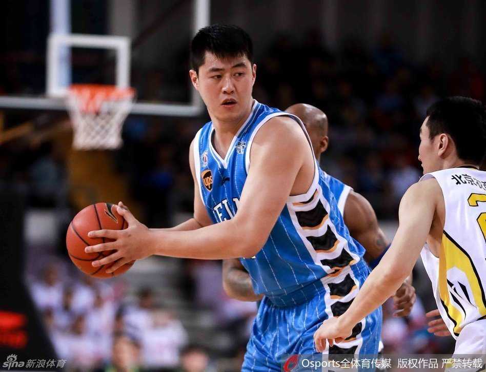 京城篮球记忆:马布里与孙悦、翟晓川们的光辉岁月 北京队众将围在一起,肩并着肩,那坚毅的目光和团结的氛围,只为共同捍卫主场的荣耀。