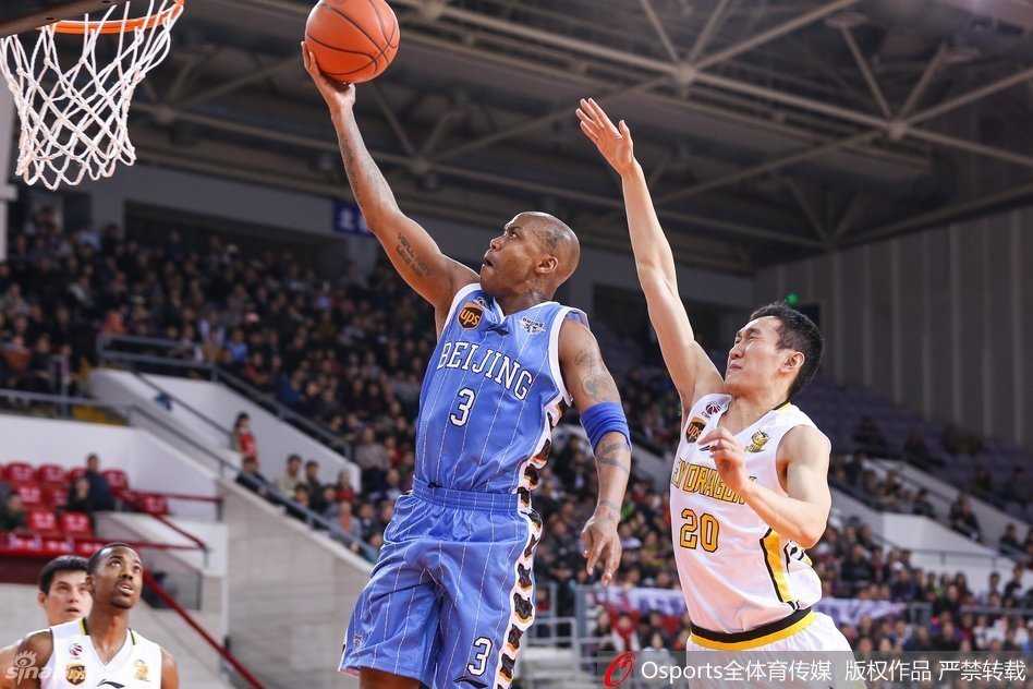 京城篮球记忆:马布里与孙悦、翟晓川们的光辉岁月 万众瞩目之下,斯蒂芬·马布里犹如孤胆英雄,面对防守悍将高高跃起,以一记标志性的左手上篮撕裂对手防线。