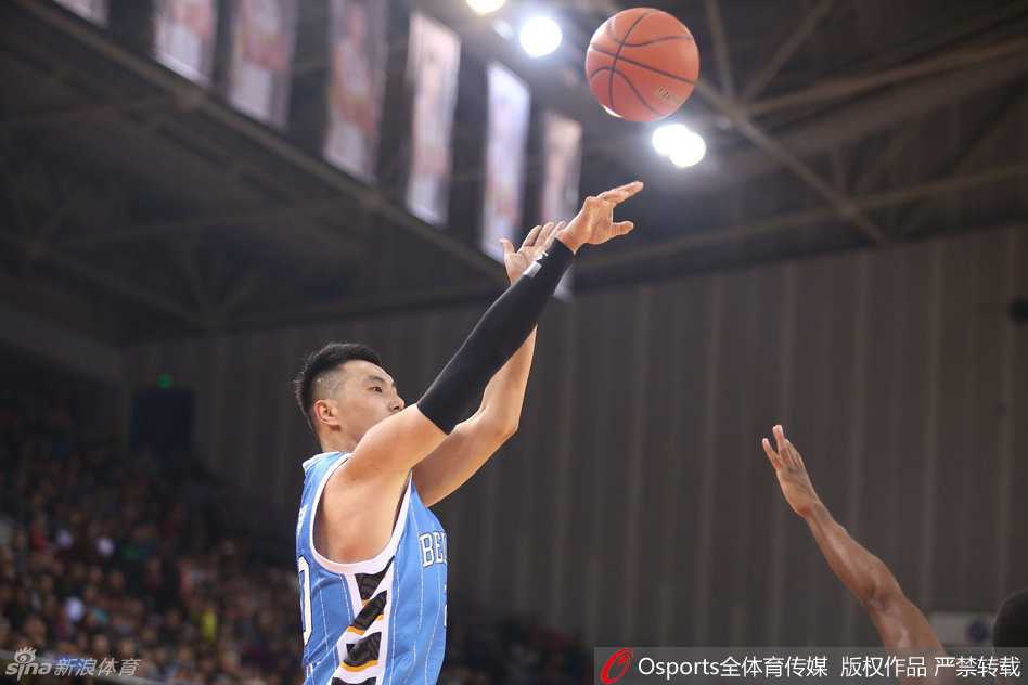 京城篮球记忆:马布里与孙悦、翟晓川们的光辉岁月 老马与爱徒翟晓川激情击掌,一次简单的击掌,传递的是信任、鼓励与征服赛场的坚定信念。