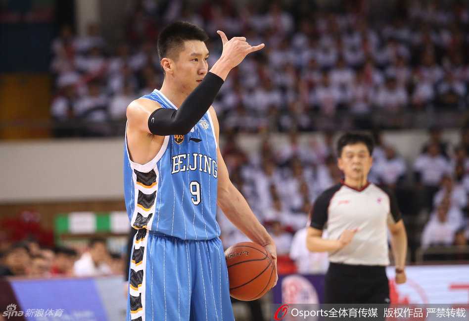 京城篮球记忆:马布里与孙悦、翟晓川们的光辉岁月 翟晓川腾空而起,上演单手劈扣,其劲爆的身体素质和昂扬斗志,在这一刻展现得淋漓尽致。