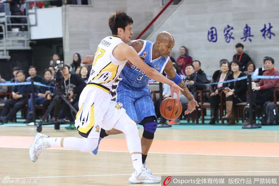 京城篮球记忆:马布里与孙悦、翟晓川们的光辉岁月 孙悦面对防守,从容不迫地跳投出手,那飘逸的身姿和柔和的手感,是他标志性的进攻利器。