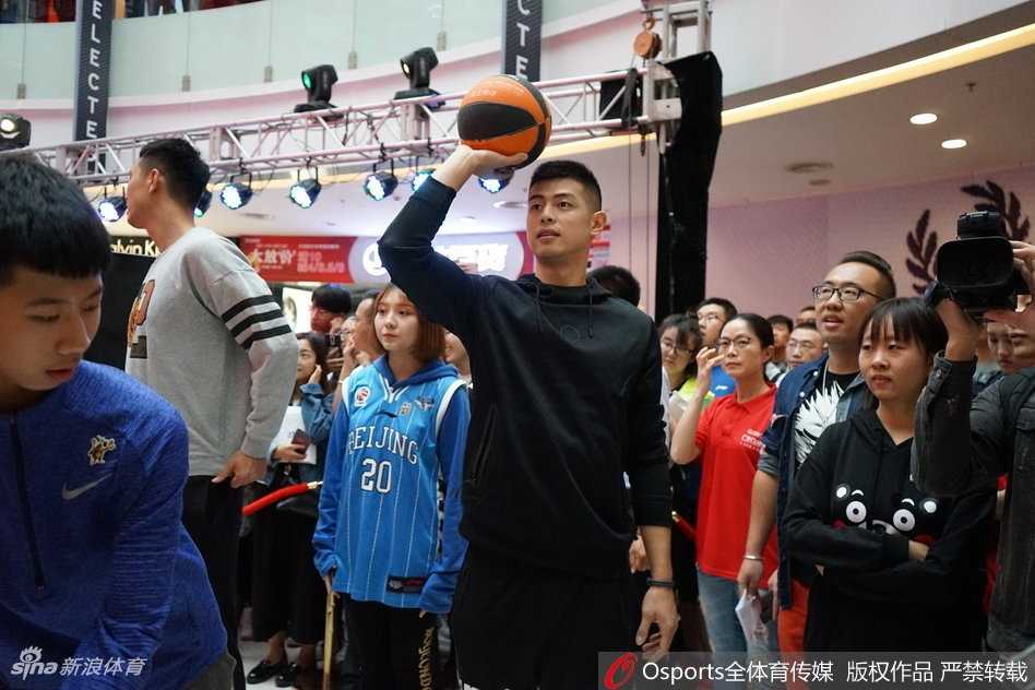 京城篮球铁血坚守,新老面孔共话新征途 翟晓川手握篮球,眼神犀利地望向远方,强壮的体魄下是无数次拼抢篮板的决心,准备在新赛季继续捍卫北京队的荣耀。