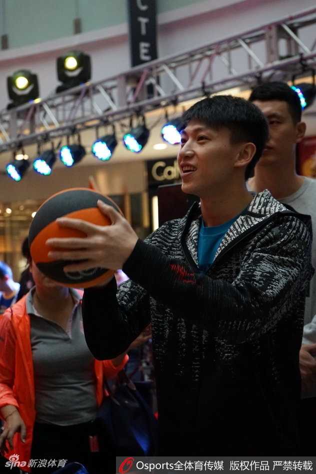 京城篮球铁血坚守,新老面孔共话新征途 吉喆面带温和笑容,伸出手臂与看台上的小球迷击掌互动,温馨的瞬间定格了球员与球迷之间的深厚情谊。