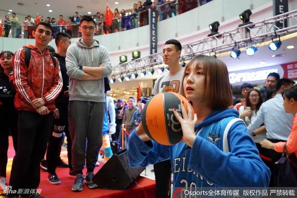 京城篮球铁血坚守,新老面孔共话新征途 方硕神情专注地与球迷交流,举手投足间透露出历经风雨后的从容与稳重,仿佛在诉说着多年的京城篮球故事。