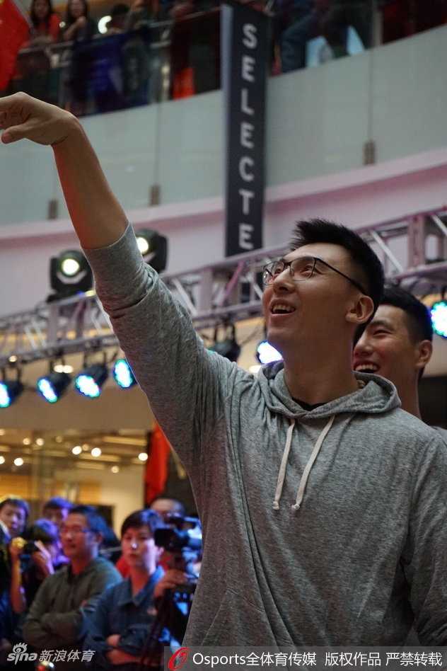 京城篮球铁血坚守,新老面孔共话新征途 四位球员并肩而立,背景是热情的球迷海洋,这一刻团队的力量与球迷的支持交织成一幅动人的画面。