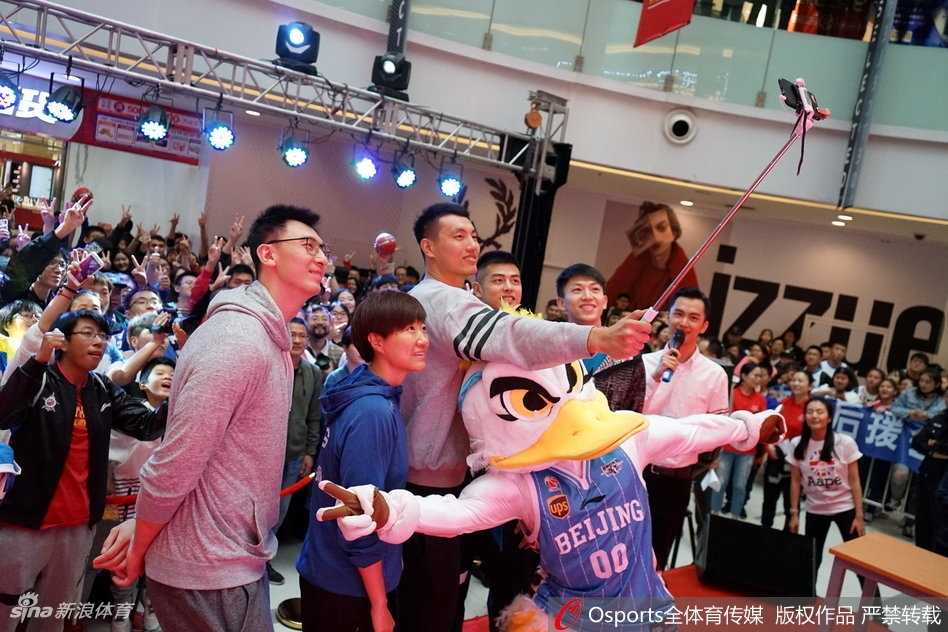 京城篮球铁血坚守,新老面孔共话新征途 刘晓宇、方硕、翟晓川、吉喆一同举手向球迷致意,现场闪光灯如繁星点点,记录下这充满希望的新起点。
