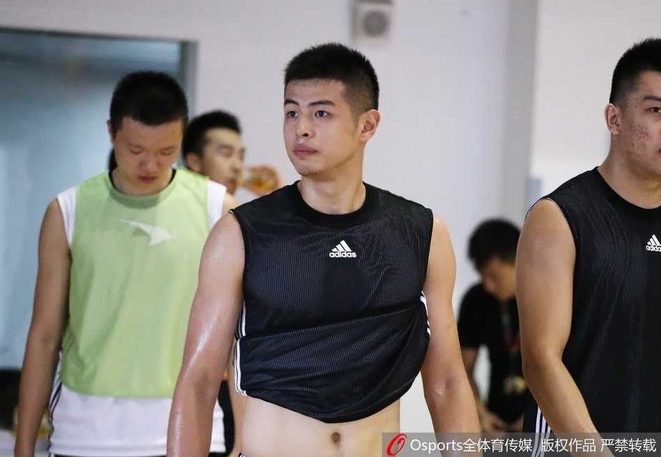 京城绿茵集结号:新援老将合练,国安工体潜心磨剑待新篇 阳光洒在工体外场的草皮上,国安球员们正在进行高强度的分组对抗。一名内援奋力冲刺,扬起一片草屑,专注的神情仿佛在告诉所有人,新赛季的主力位置他志在必得。