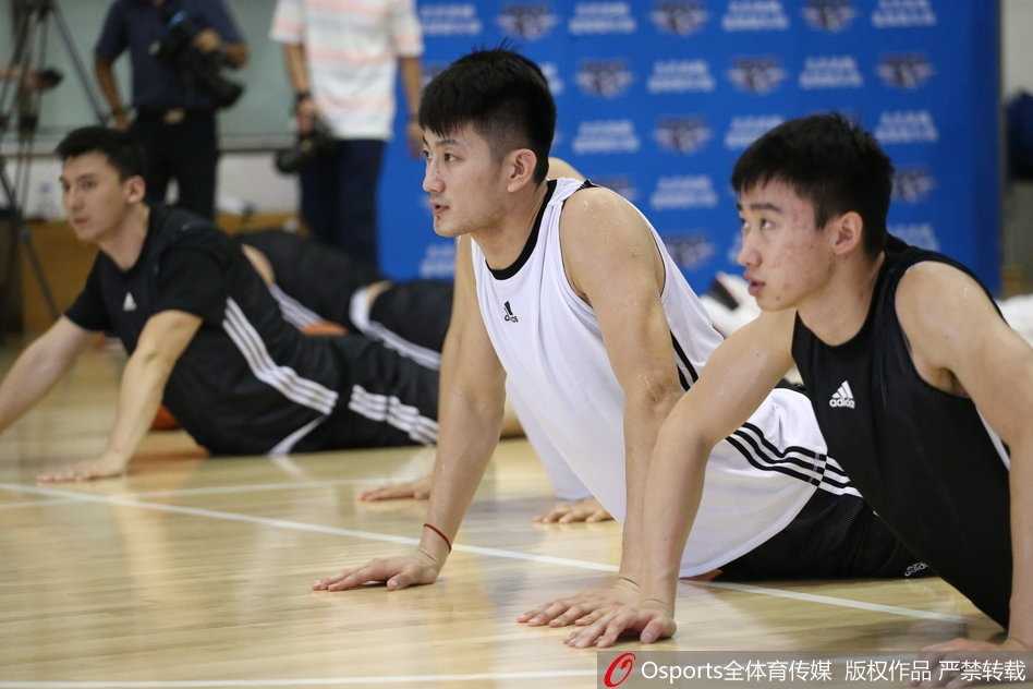 京城绿茵集结号:新援老将合练,国安工体潜心磨剑待新篇 守门员教练单独调教着门将,一次次的飞身扑救后,门将的球衣沾满了草屑和泥土。这不仅是技术的打磨,更是意志的锤炼,他要为国安镇守新赛季的最后一道防线。