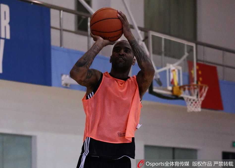 京城绿茵集结号:新援老将合练,国安工体潜心磨剑待新篇 夕阳的余晖拉长了球员们离场的影子,他们背着行囊,汗湿的球衣证明着刚才的拼搏。虽然只是普通的一堂训练课,但每一个离开的背影都显得无比坚定,他们知道,真正的战斗即将开始。